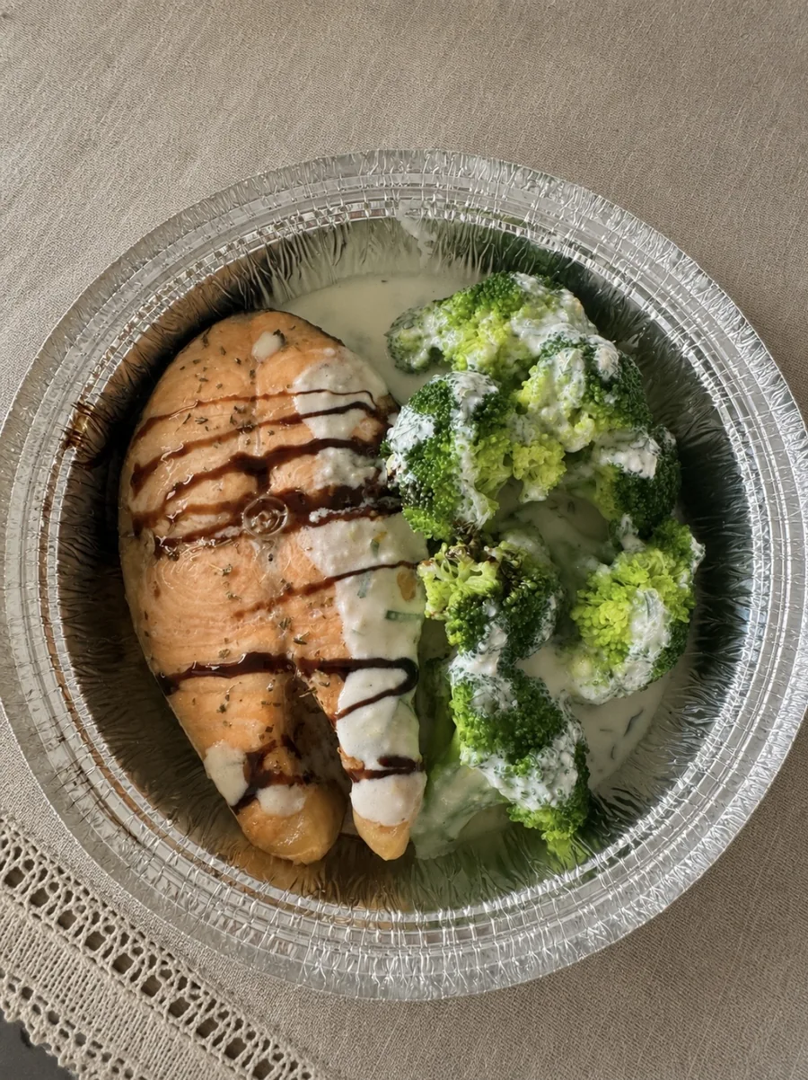 Grilled salmon with broccoli